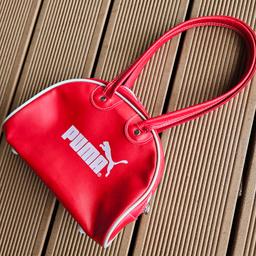 Rote Handtasche für Damen/Teenies von Puma
Kunstleder außen, innen schwarzer Stoff
Länge mit Trägern etwa 40 cm
Nichtraucherhaushalt
Versicherter Versand 5,50 Euro
Gerne PayPal Freunde oder Überweisung