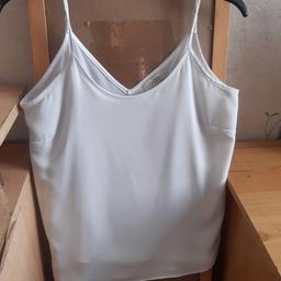 Oasis Essential Woven Cami Top, Size 8

- Condition: Used - worn once and in good condition.
- Lined at the front.
- Material: 100% polyester
- RRP: £22.00.