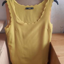 Oasis Yellow Scallop Waistband Vest Top - Size 8

- Condition: Used - worn once and in good condition.
- Material: 100% polyester.
- Ideal for summer or holidays.
