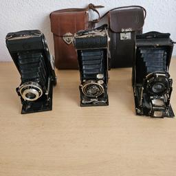Sehr Alte Fotoapparate mit 2 Ledertaschen zur Deko zusammen. Kondak,Zeiss