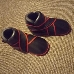 kickboxing boots semi/full contact kick boxing boots foot pad kids. size 8-10 years old.
good condition.
