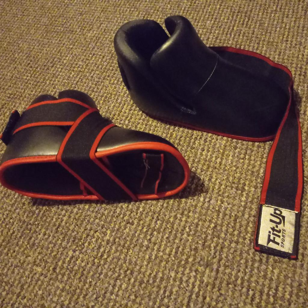kickboxing boots semi/full contact kick boxing boots foot pad kids. size 8-10 years old.
good condition.