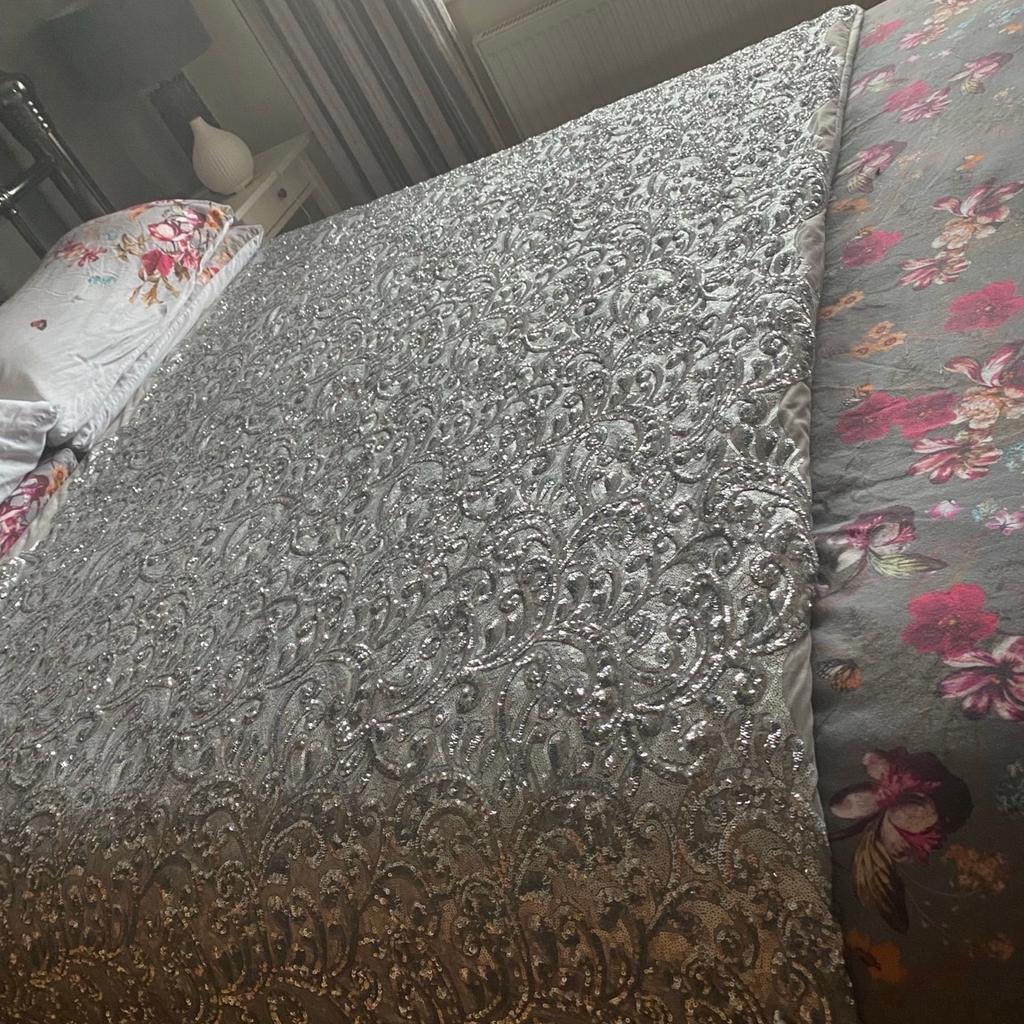 Beautiful silver sparkly sequinned bed throw by KYLIE MINOGUE.
Great condition.