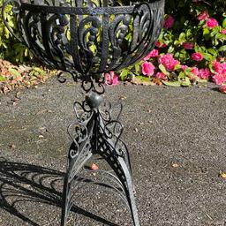 Vintage Ornate Wrought Iron Centre Piece Garden Planter 
This is a very attractive planter, 
Ornate, lovely shape 
Planter on a central pedestal 
Viewing welcome