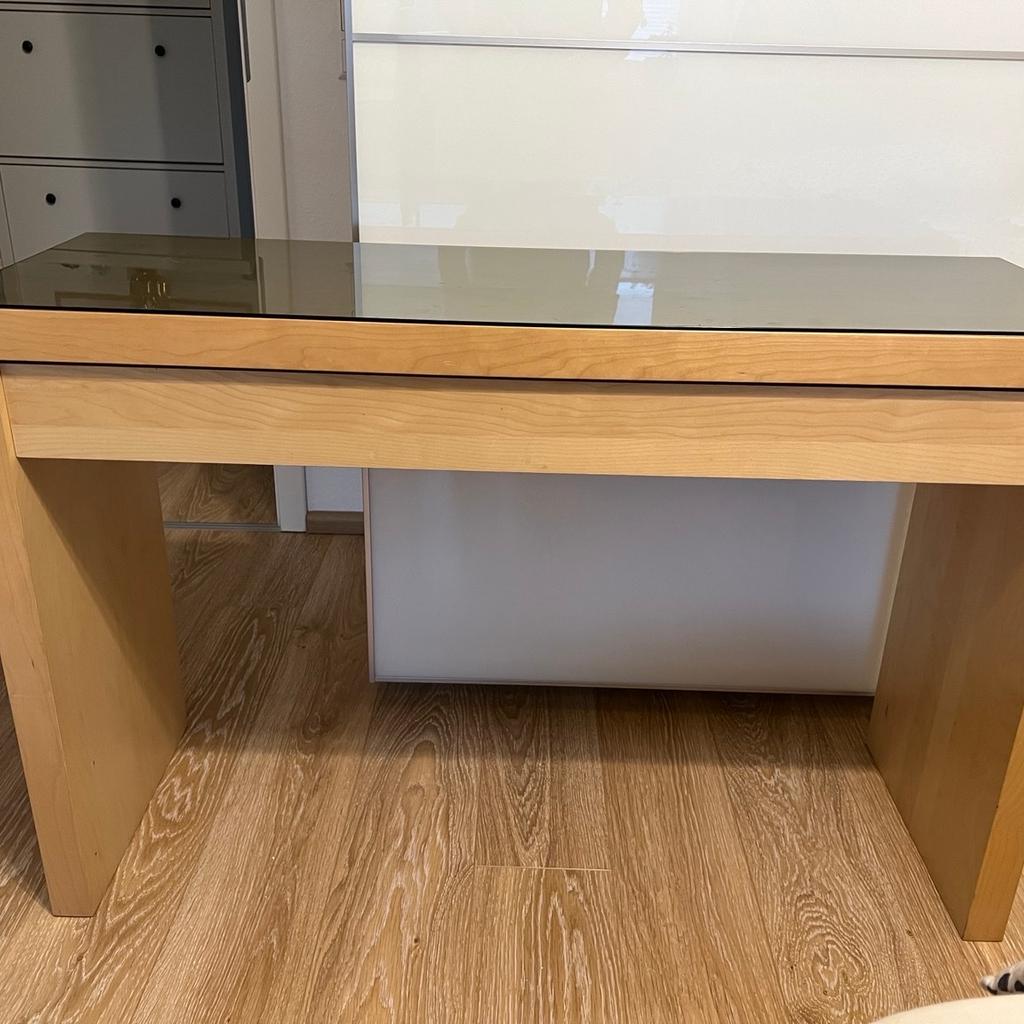 Verkaufe einen sehr gut erhaltenen Schreibtisch von Ikea mit Glasplatte.