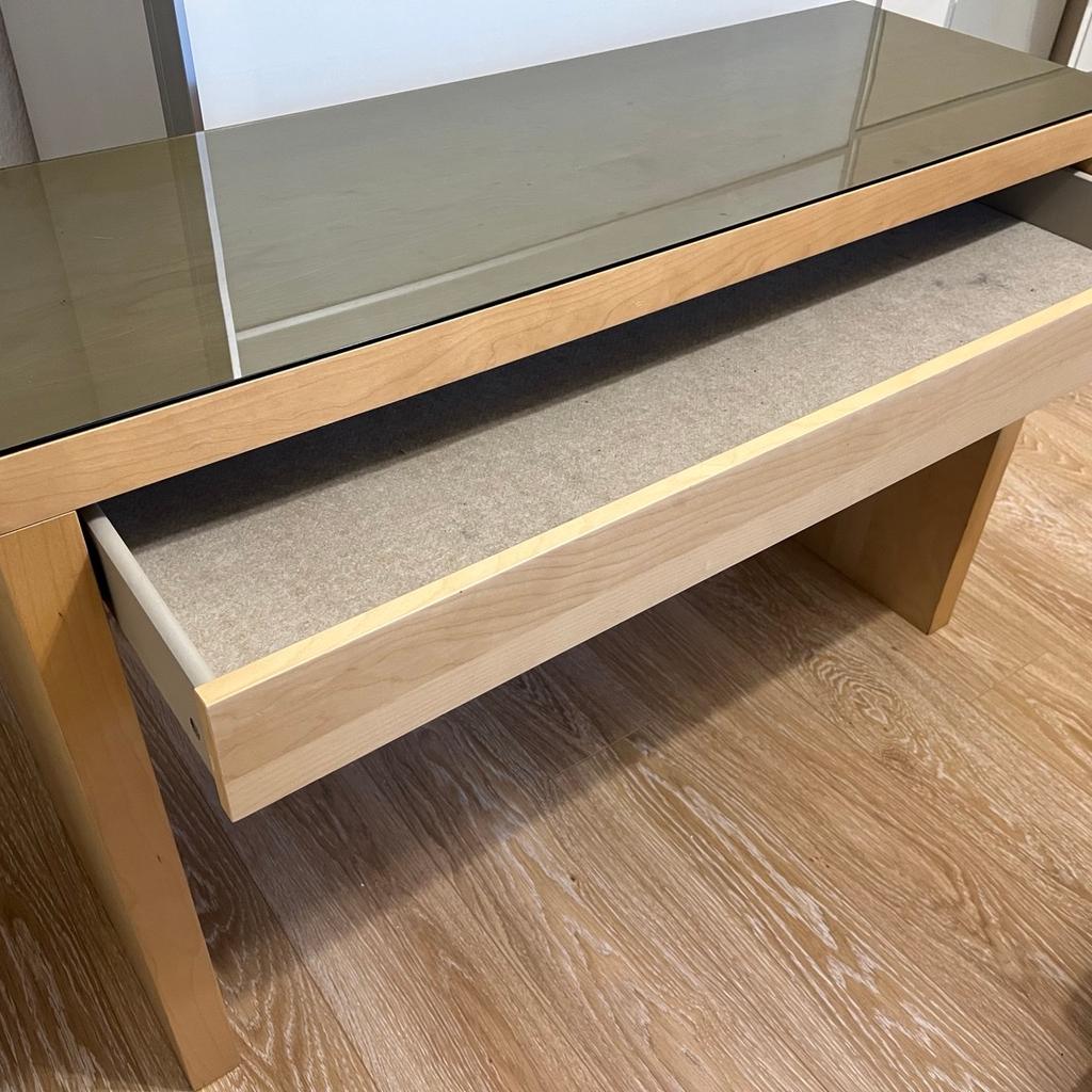 Verkaufe einen sehr gut erhaltenen Schreibtisch von Ikea mit Glasplatte.