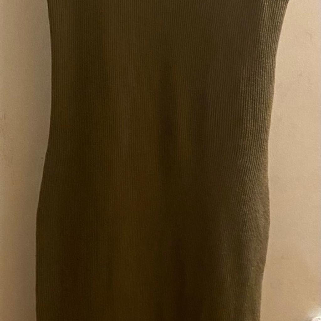 This stunning green midi dress from Bershka is a must-have addition to any woman's wardrobe. The dress is made from a comfortable and stretchy knit fabric, making it perfect for a variety of occasions. With a bodycon style and a midi length, this dress will flatter your figure and accentuate your curves. The khaki colour adds a touch of sophistication and elegance, making this dress ideal for both formal and informal events. The dress is designed for women of all sizes, with a regular size type and a size small. The dress features a range of details, including a flattering neckline, long sleeves, and a beautiful green colour.