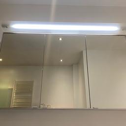 verkaufe einen Badezimmerschrank mit
- Spiegel
- Radio
- Steckdose
- Licht