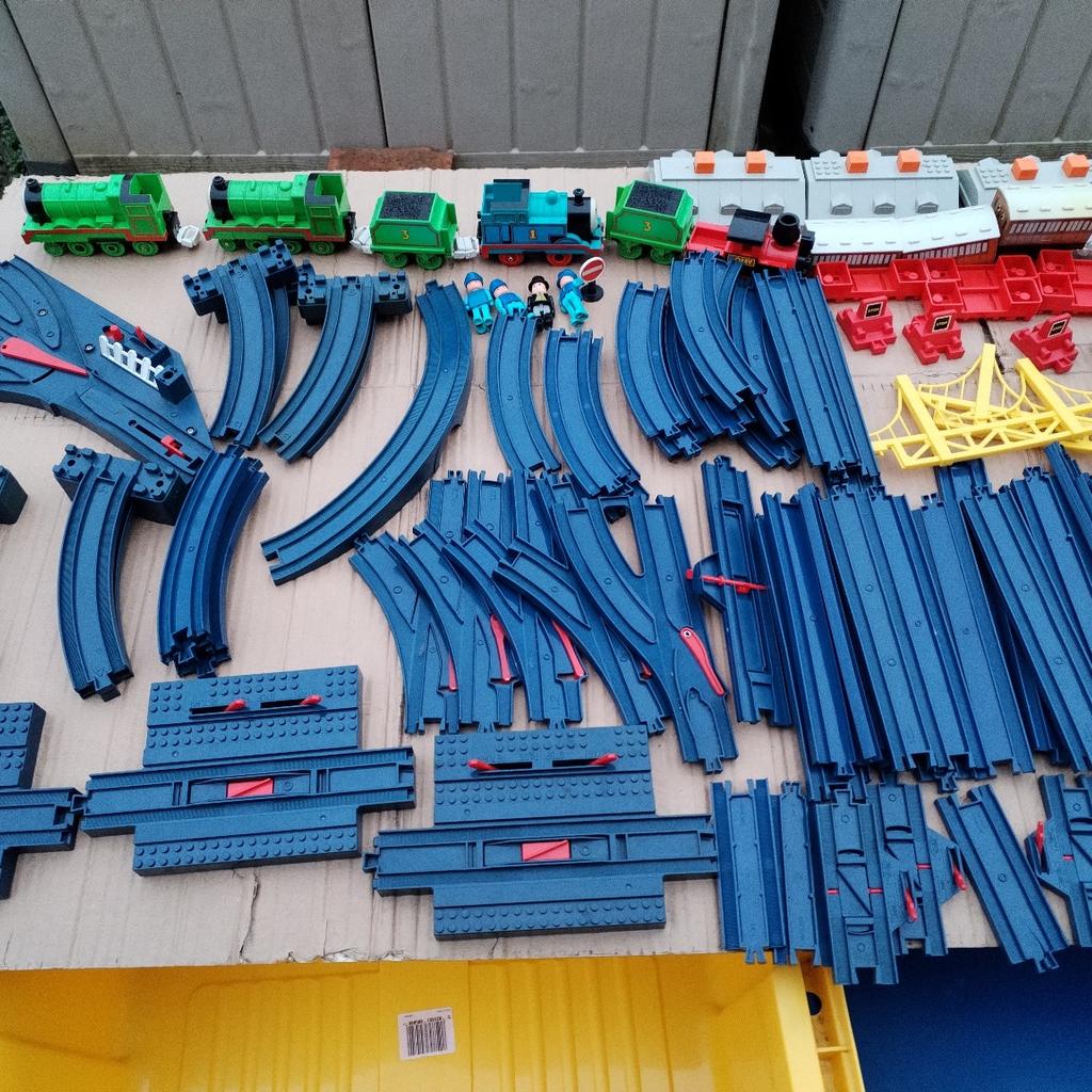 Vintage train toys with box "tomy". Very large and with many figures and with a large track.
Le39la Leicester