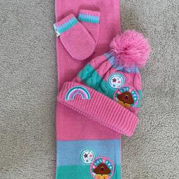 Lovely girls Hey Duggee hat, scarf and gloves set.
Will fit 2-4 years roughly.
Worn a handful of times and in excellent condition. All washed and clean.

#heyduggee #girlswear #hatglovesscarfset