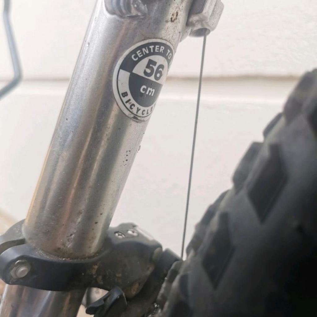 Biete einen neuwertigen Fully Mountainbike, RH 56 cm, 27,5 zoll . Das Bike ist recht groß und für Fahrer von ca. 1,80 bis 1,95 geeignet.
Gewicht, 14 kg

- Neue Kette
- Neues Ritzelpaket
- Neue Reifen, Specialized Fast Trak Flak Jacket, 27,5 x 2,0
- Neue Bremsbeläge + Bremsscheiben
- Gabel + Rahmen Dämpfer frisch geserviced

Komponenten
- Manitou Splice Luftfedergabel 100mm
- Rock Shox Monarch R Luftfederdämpfer
- Shimano Deore 3x9 Kettenschaltung
- Shimano Deore Scheibenbremsen