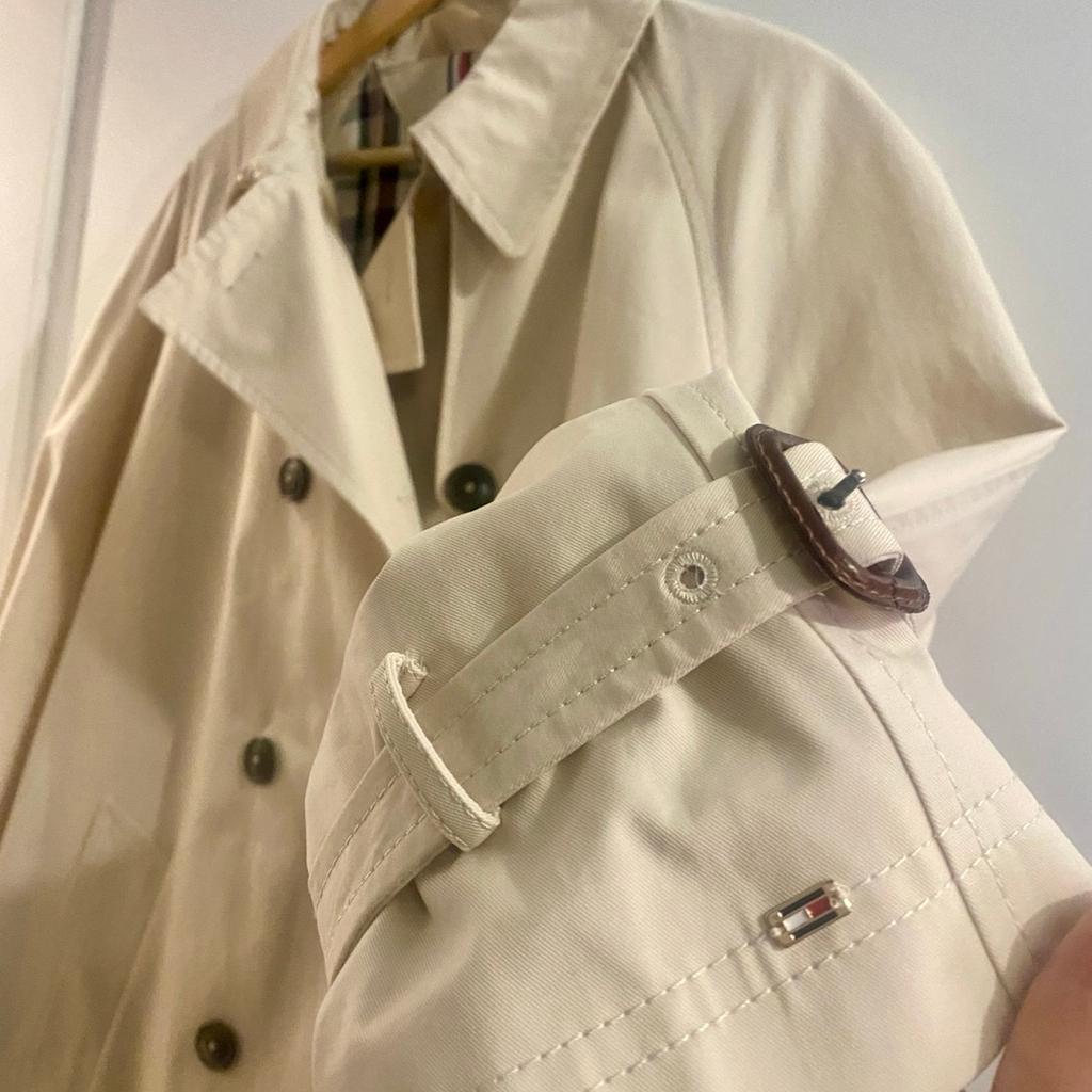 Ganz neue mit Etikett
Original
Sehr schöne Jacke
Farbe ist praktisch immer schön
Etwas ausgestellte Model
Preis 379,90€
Gr 42
#tommyhilfiger
#trenchcoat
#neuemitetikett