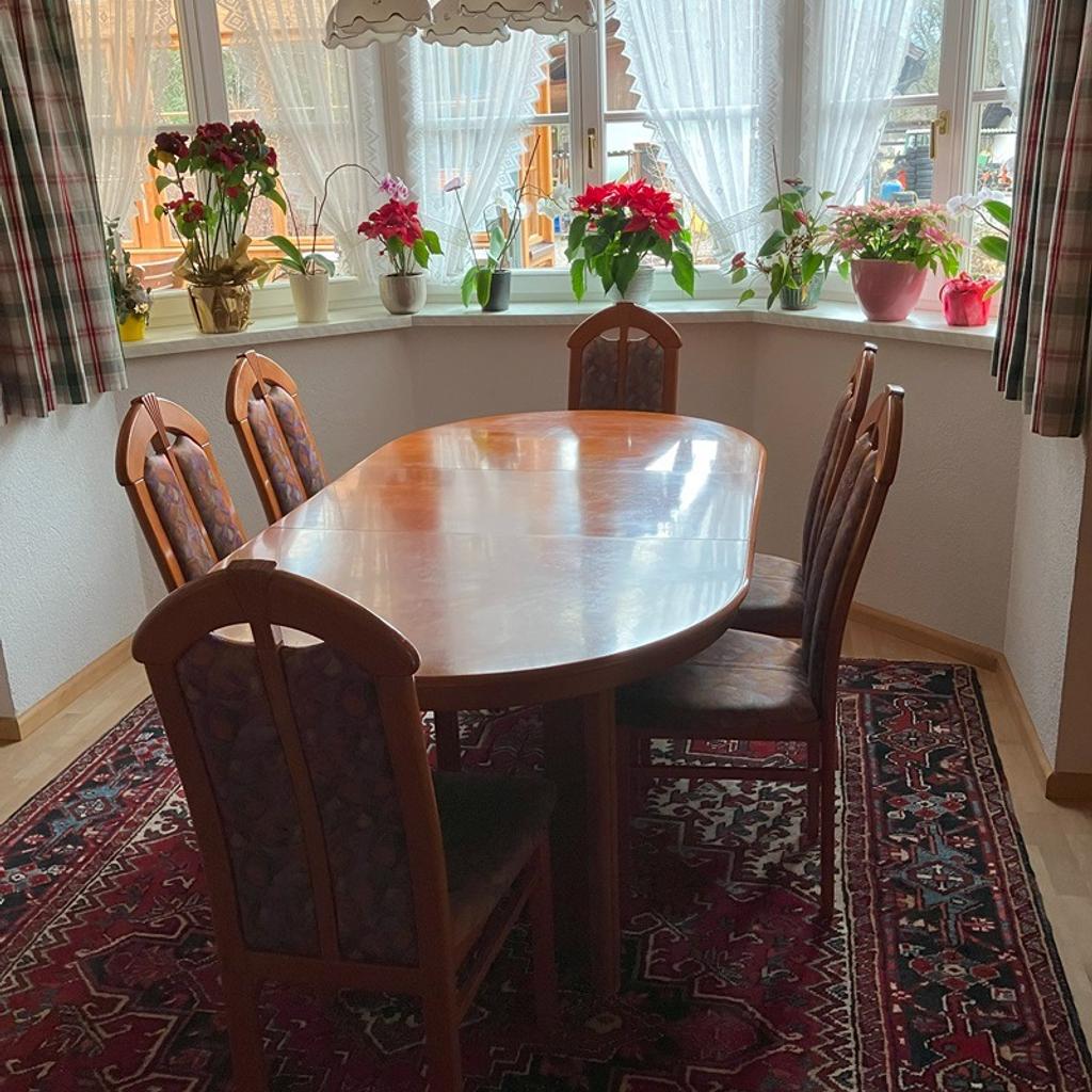 Esszimmer Tisch in Kirsch und 6 Stühle abzugeben.

Ausziehbar von 1,40m-1,90m-2,40m Breite 1,0m