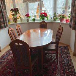Esszimmer Tisch in Kirsch und 6 Stühle abzugeben.

Ausziehbar von 1,40m-1,90m-2,40m Breite 1,0m