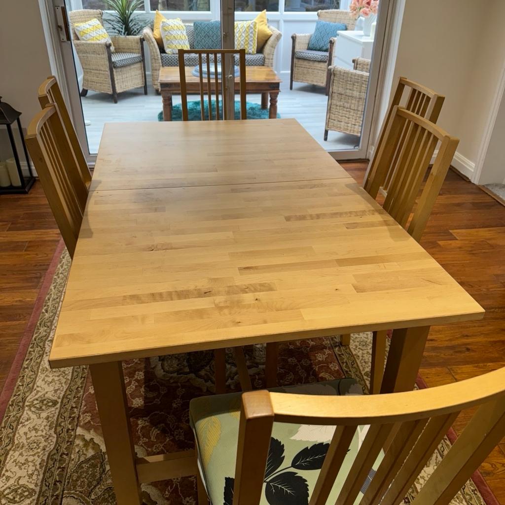 Extendible dinning table with 6 chairs. In good condition with covers on the chairs