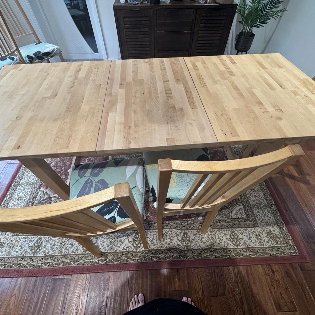 Extendible dinning table with 6 chairs. In good condition with covers on the chairs