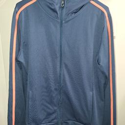 Dünne Jacke mit Kapuze in Blau/ Orange,  die gleiche gibt es noch in Pink/ Weiß je 5€, für beide 8 €
Kordel bei Kapuzen fehlt, kann man aber leicht durchziehen