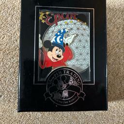 2005. BRAND NEW. OFFICIAL DISNEY PIN BADGE. LARGE. IN ORIGINAL CASE.