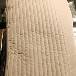 Quilted grey bedspread
For double king bed
With matching cushion cover
Reversible 
2 shades of grey
Good condition like new 
It is available! I'll remove the post once sold.
Pickup at SE14UX
