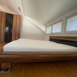 Doppelbett mit Lattenrost und Matratze wegen Wohnungswechsel zu verkaufen
Matratze 180cm x 200cm
Bett Außenmaße 206cm x 217cm