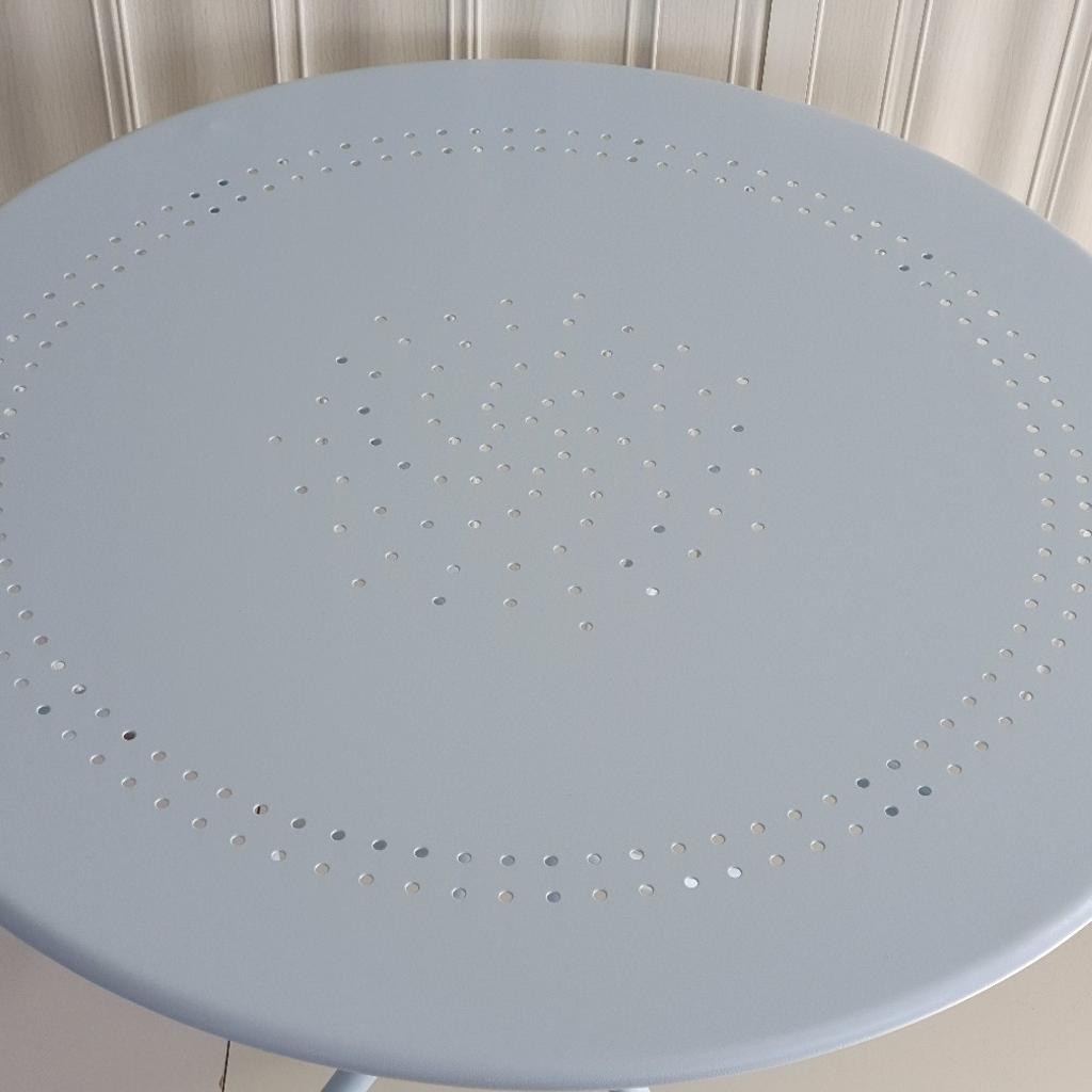 🔹️Bistro set

🔹️Ex display

🔹️Table size H71, diameter 70cm

🔹️Max user weight per chair 110kg
