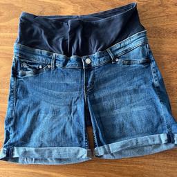 H&M Mama Jeans Shorts blau, eher eng geschnitten, dürfen weiterziehen