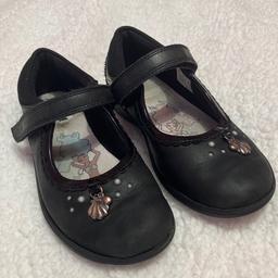 💥💥 OUR PRICE IS JUST £6 💥💥 these will have been around £45-£50 when bought new

Preloved girls school shoes from Clark’s

Size: 13F (standard fit)
Brand: Clark’s
Condition: great condition. These are the leather version (not patent leather). No scuffs but there was a name label on the sole of the shoes (can be seen on photo 2) but doesn’t affect use 

Have been buffed with polish and hand washed

Collection available from Bradford BD4/BD5
(Off rooley lane however no shop)

We deliver within reason for fuel costs

We also post if covered (recorded delivery only) we do combine if multiple items are purchased

Sorry no Shpock wallet