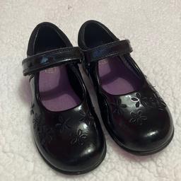 💥💥 OUR PRICE IS JUST £6 💥💥 these will have been around £45-£50 when bought new

Preloved girls school shoes from Clark’s

Size: 10E (narrow fit)
Brand: Clark’s
Condition: good condition. Small scuffs as shown in photo 2 (doesn’t affect use) 

Have been buffed with polish and hand washed

Collection available from Bradford BD4/BD5
(Off rooley lane however no shop)

We deliver within reason for fuel costs

We also post if covered (recorded delivery only) we do combine if multiple items are purchased

Sorry no Shpock wallet