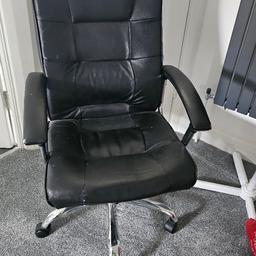 Black leather office chair with chrome legs
360 degrees Swivel and height adjutable
Few scuff marks as shown on picture at front of seat.
Chair is comfortable