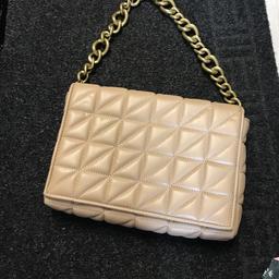 Zara shoulder bag with chunky gold chain cram coloured
In good clean condition
Used once only
Collection only No Holding No Returns check out my other items
