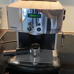 Kaffeemaschine für Nespresso Kapseln
mit Milchaufschäumer
Typ D300
funktioniert einwandfrei
Maschine entkalkt, Meldung geht allerdings nicht zum Quittieren