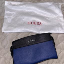 Die tasche ist ganz neu. Noch nie getragen und mit Etikett und + mit einer stoff Tasche für reisen. Die tasche ist dunkelblau/schwarz.