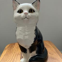 Vintage Katz & Co Pottery Cat in Good Condition 

No Chips or Cracks

There is some crazing due to age which I’ve tried to show in the last couple of photos but I don’t think this detracts from this lovely ornament 

Height: 20cm approx 

Smoke/Pet Free Home

Pickup S61