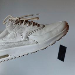 Verkaufe Nike Air Max Thea
Größe: 38,5
Farbe: Weiß
Zustand: nur selten getragen - leichte Gebrauchsspuren