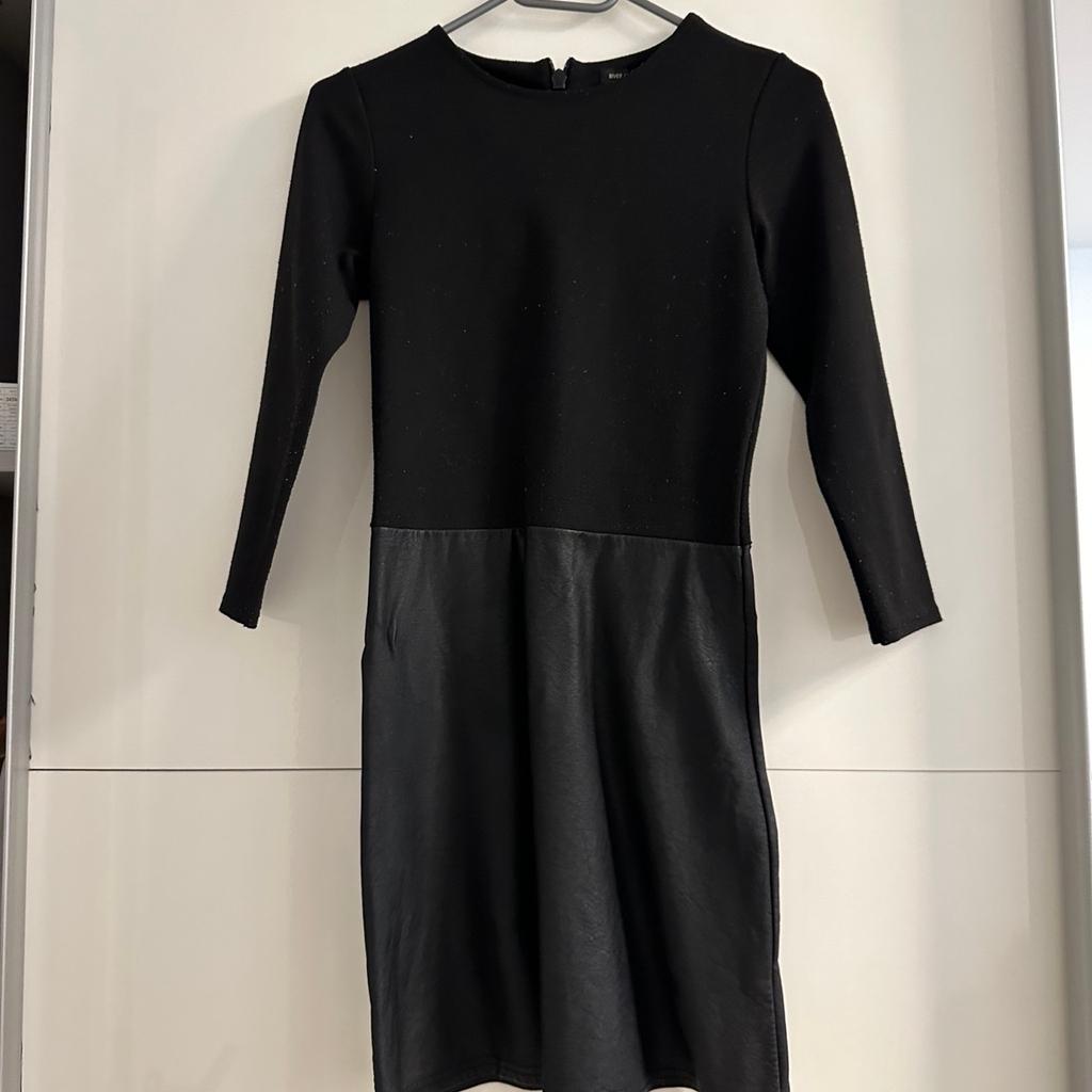 Schwarzes Kleid welches wie ein schlichtes Top mit einem Lederrock aussieht
Größe XS