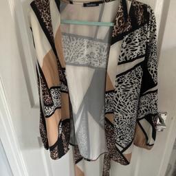 in excellent condition
has been worn once
size: UK 8
brand: Boohoo