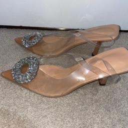 Gorgeous elegant diamanté heels 
Very good condition 
Size: UK 6
Message for any enquiries