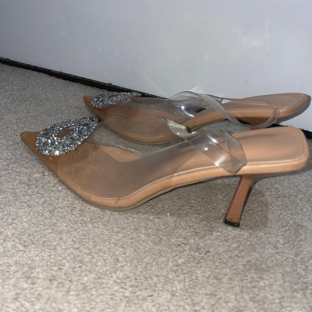 Gorgeous elegant diamanté heels
Very good condition
Size: UK 6
Message for any enquiries