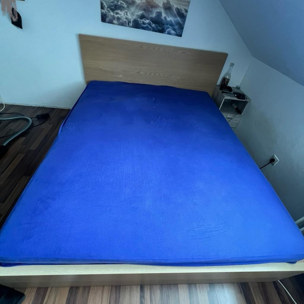 Ikea Bett abzugeben wenn erwünscht kann ich die Matratze mitgeben, gegen einen Aufpreis da es eine Kaltschaum-Matratze ist und der neu preis sich auf 450€ beruht (H3), das Bett ist noch in einem sehr guten Zustand.
Verkauft wird es da neues zugelegt worden ist.
Das Bett ist abmontiert, außer Lattenrost der wird so mitgegeben. ✌️

Bei fragen stehe ich gerne zu Verfügung.