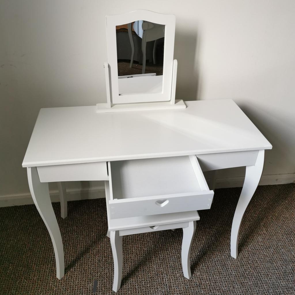 ▪️Dressing table with mirror and stool
▪️Ex display
▪️Size H120.5, W100, D45cm
▪️Internal drawer H6, W34.5, D29cm