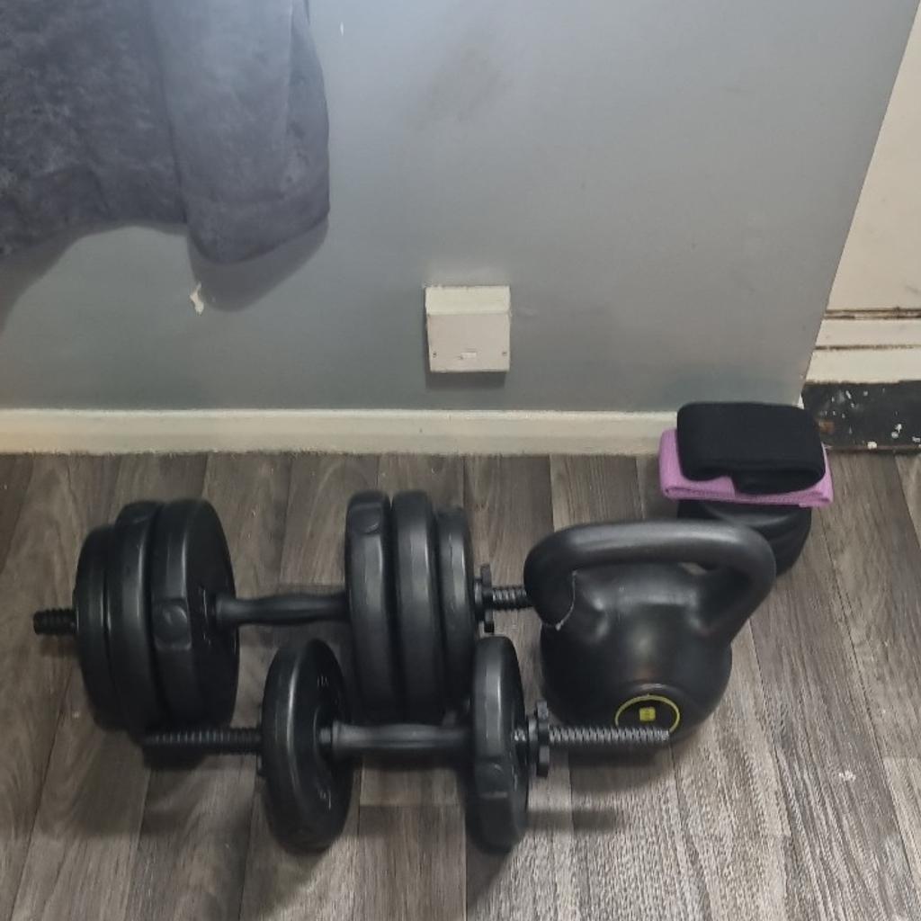 Weights up to 35kg
2x curling bars
1 squat bar
Ankle/ wrist weights
8kg kettle bell
3x resistant bands