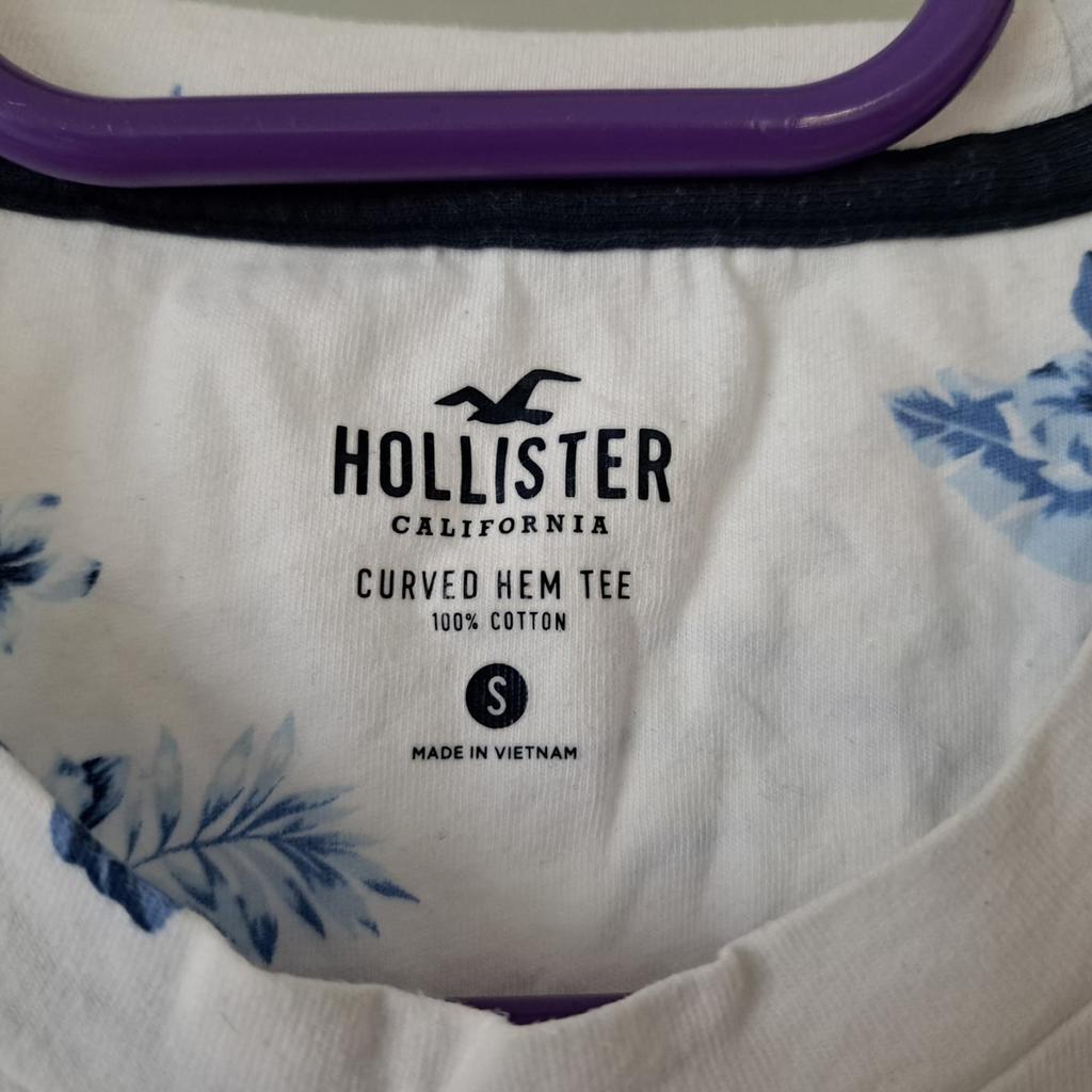 Verkaufe dieses coole T-Shirt von Hollister in Größe S. Es sitzt eher locker und ist lang geschnitten. Es ist in sehr gutem Zustand. Leichte Spuren vom waschen vorhanden. Versand nach Absprache möglich. Schaut auch in meine anderen Angebote :)