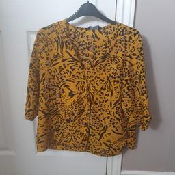 Women's leopard print top.
Dorothy Perkins, UK Size 12.
Barely worn.
Collection only.