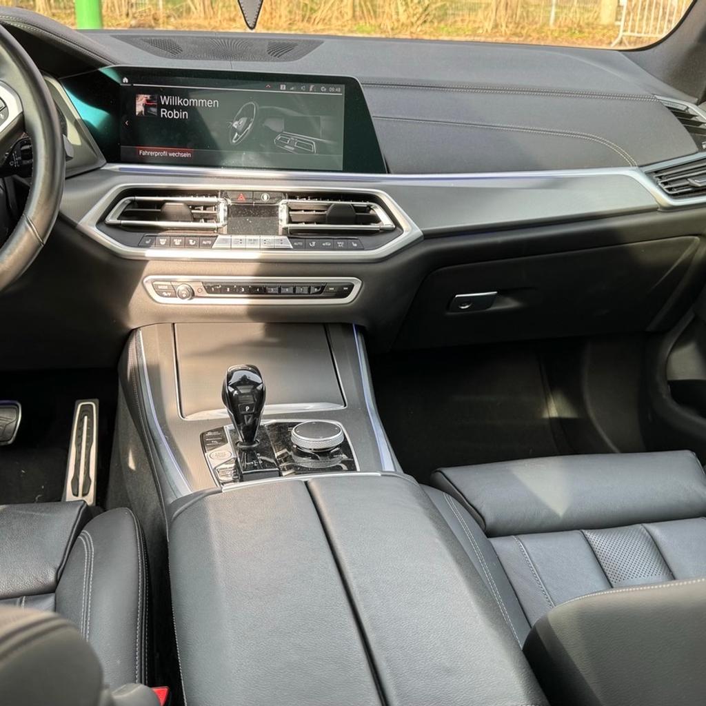 Verkauft wird ein BMW X5 mit super Ausstattung sowie einem sehr geringen Kilometerstand.
-
• EZ 07/2021 • 258 PS • Automatik • Allrad
• Diesel/Mildhybrid • 21000 KM • TÜV 07/2024

•• 79.900 € ••
-
- ABS
- Abstandswarner
- Alarmanlage
- Alufelgen 22 Zoll
- Apple Car Play
- Android Auto
- Armlehne
- Abstandstempomat
- Ambiente Beleuchtung
- Mild Hybrid/Diesel
- Beheizbare Frontscheibe
- Beheizbares Lenkrad
- Beifahrerairbag
- Bluetooth
- Bordcomputer
- DAB-Radio
- Einparkhilfe Sensoren HI+VO
- Elektrische Fenster HI+VO
- Elektrische Seitenspiegel
- Panormanadach
- Fahrerairbag
- Fernlichtassistent
- Getönte Scheiben
- Geschwindigkeitsbegrenzer
- Induktives Laden für Smartphones
- Isofix
- Klimaautomatik
- Kopfairbag
- LED-Tagfahrlicht
- Multifunktionslenkrad
- Navigationssystem
- Notbremsassistent
- Radio
- Regensensor
- Reifendruckkontrollsystem
- Schaltwippen
- Seitenairbag
- Sportmodus
- Servolenkung
- Sitzheizung Fahrer Beifahrer
- Soundsyst