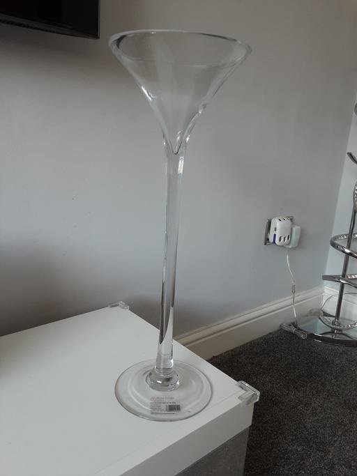 Buy & Sell Surrey Reigate and Banstead - Photos for Martini Coctail Glass Vase