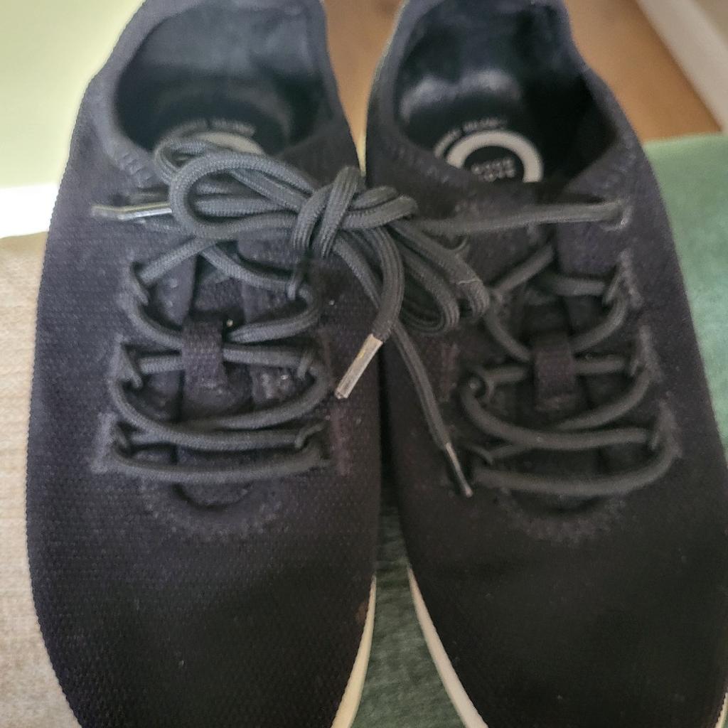 M&S GoodMove trainers, in good condition.
2 pairs, 1 x black & 1 x green. Each pair £20 or £35 for both.
Collection only NW1 1BS