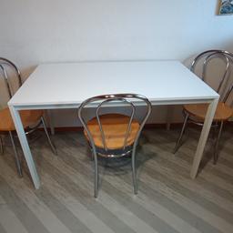 Verk. weißen Tisch aus Metall, L 125 x B 75 x H 74 cm, € 20,-, wahlweise auch mit 3 Stahlrohr-Stühlen mit Holz-Sitzplatten je € 15,-