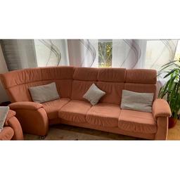 Man kann die Couch als Eckcouch und 2 Sessel zusammenbauen oder als Zweier und Dreier Couch+ Sessel,+ Hocker. Teilweise mit Liegefunktion.
Ohne Flecken.Sehr sauber