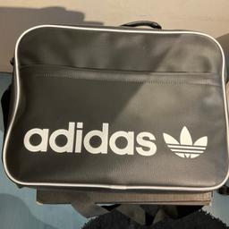 Adidas Originals Umhängetasche 
Unisex
mit vielen Fächern / Reißverschlüssen
Neupreis € 40,00