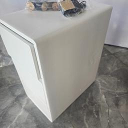 Perfect side table for bedroom or living room with the stylish finishing making it cosy.